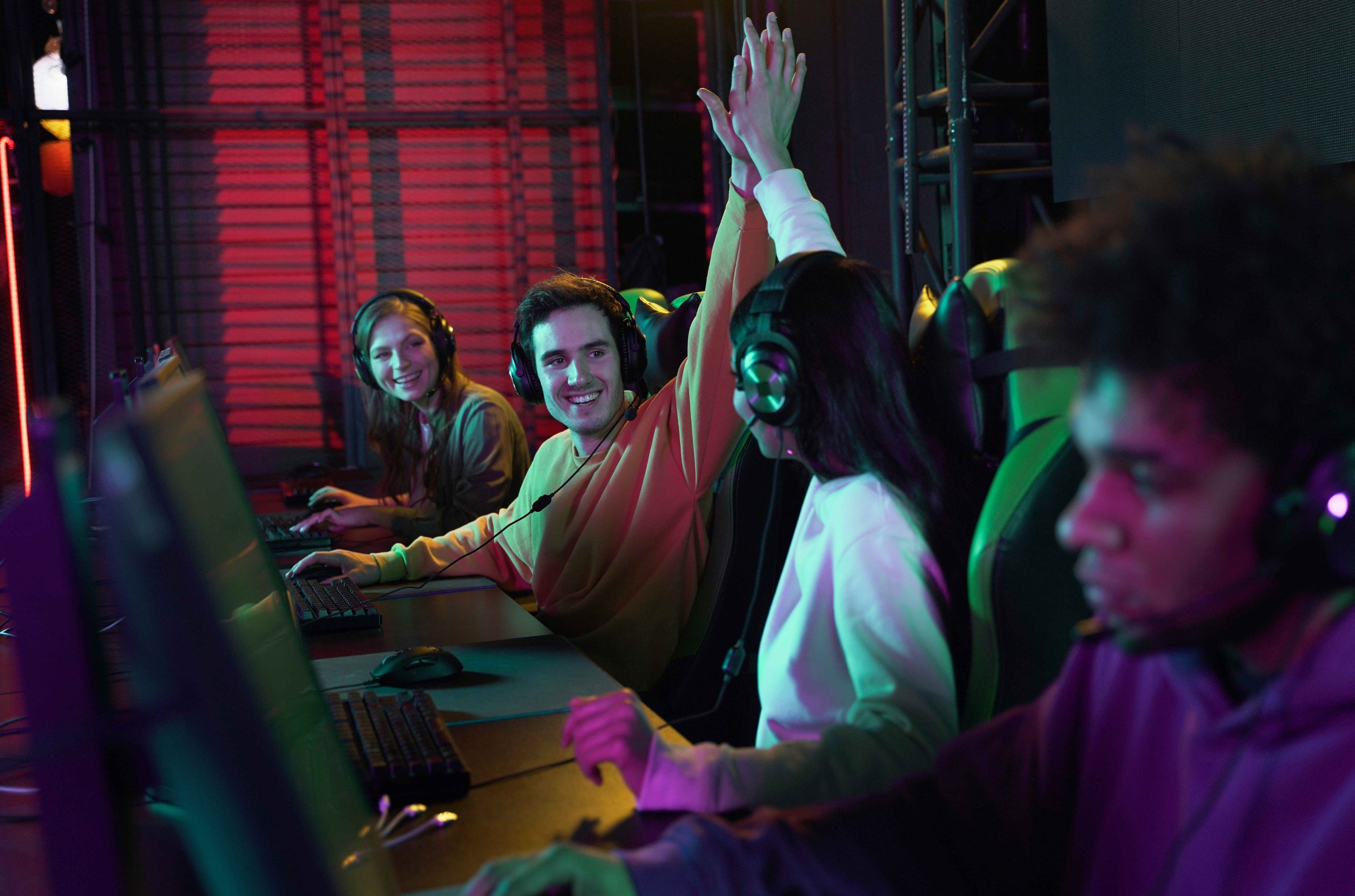 druz-a-vid-sboku-vyigravsie-videoigru-11zon