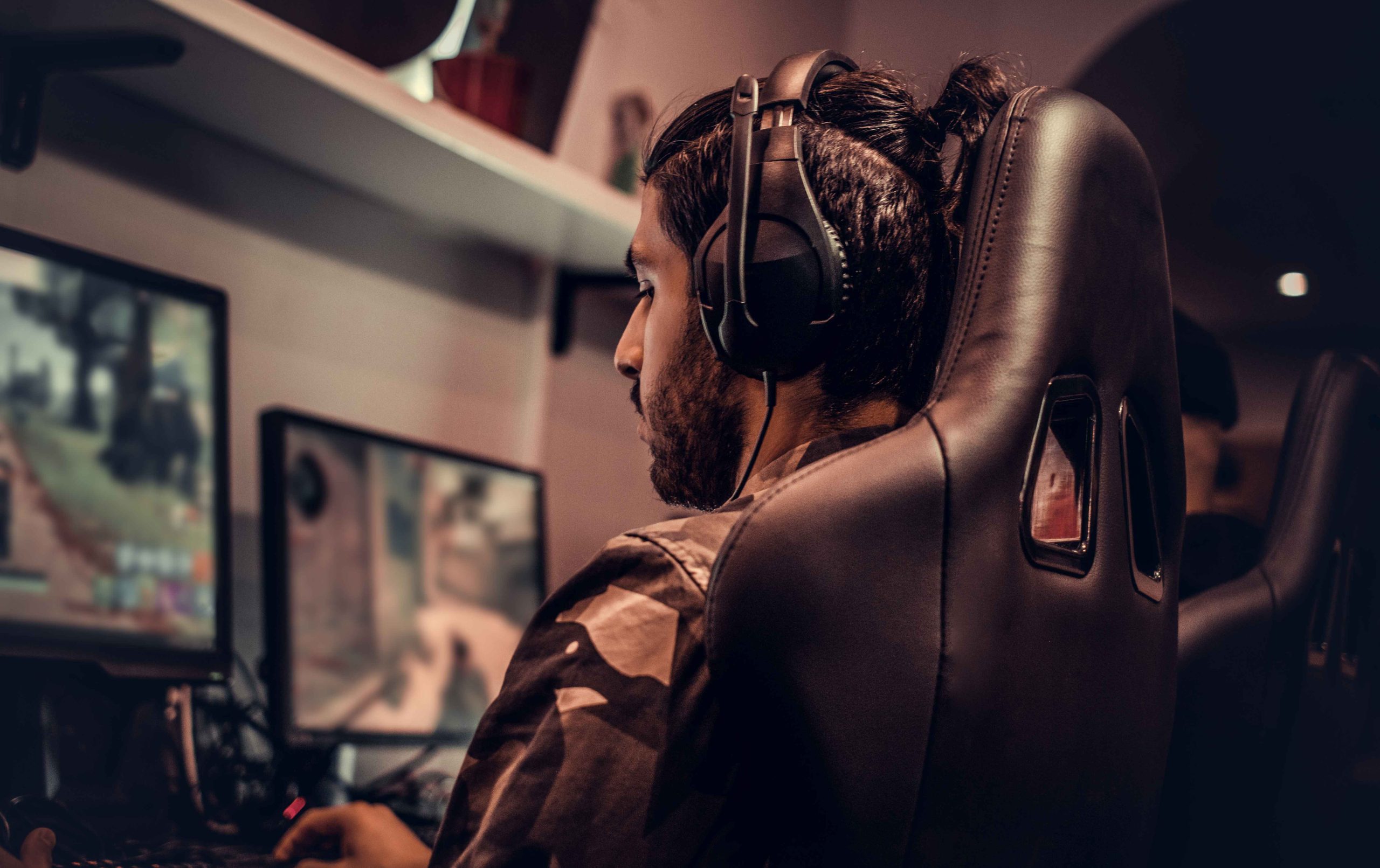 komanda-podrostkov-geimerov-igraet-v-mnogopol-zovatel-skuu-videoigru-na-pk-v-igrovom-klube-1-11zon